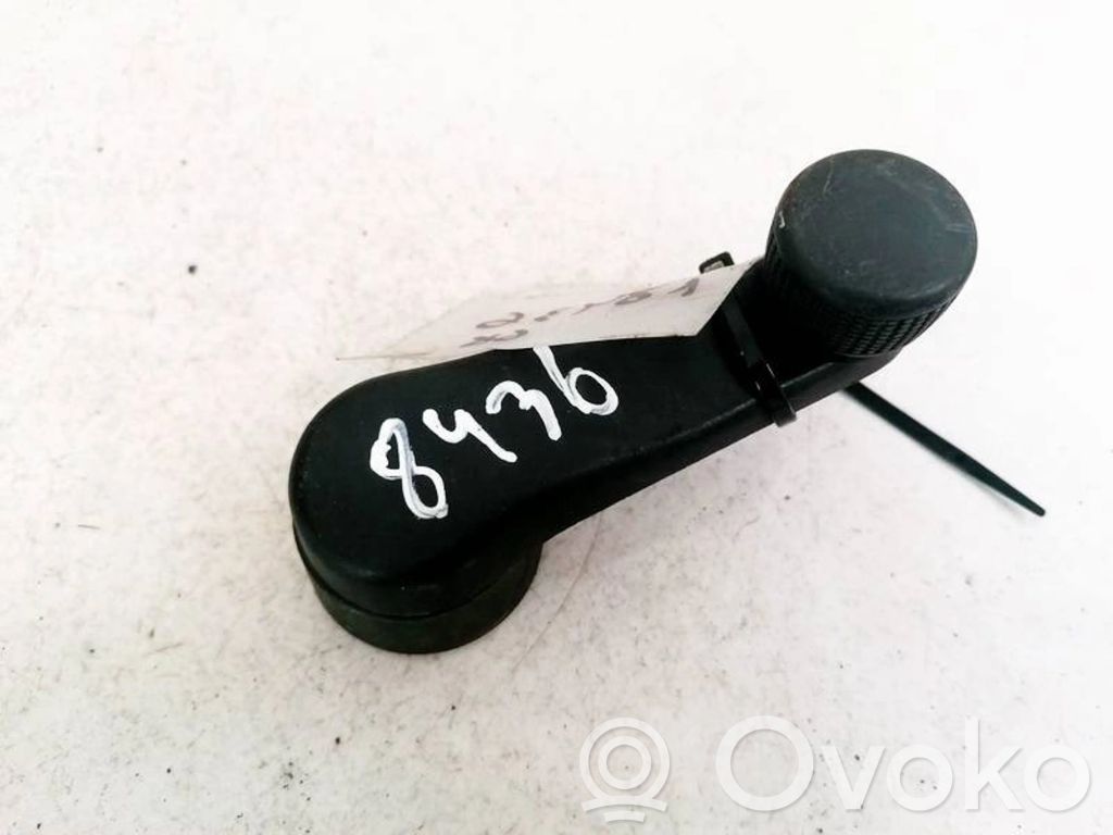 Opel Corsa D Korbka szyby drzwi przednich 