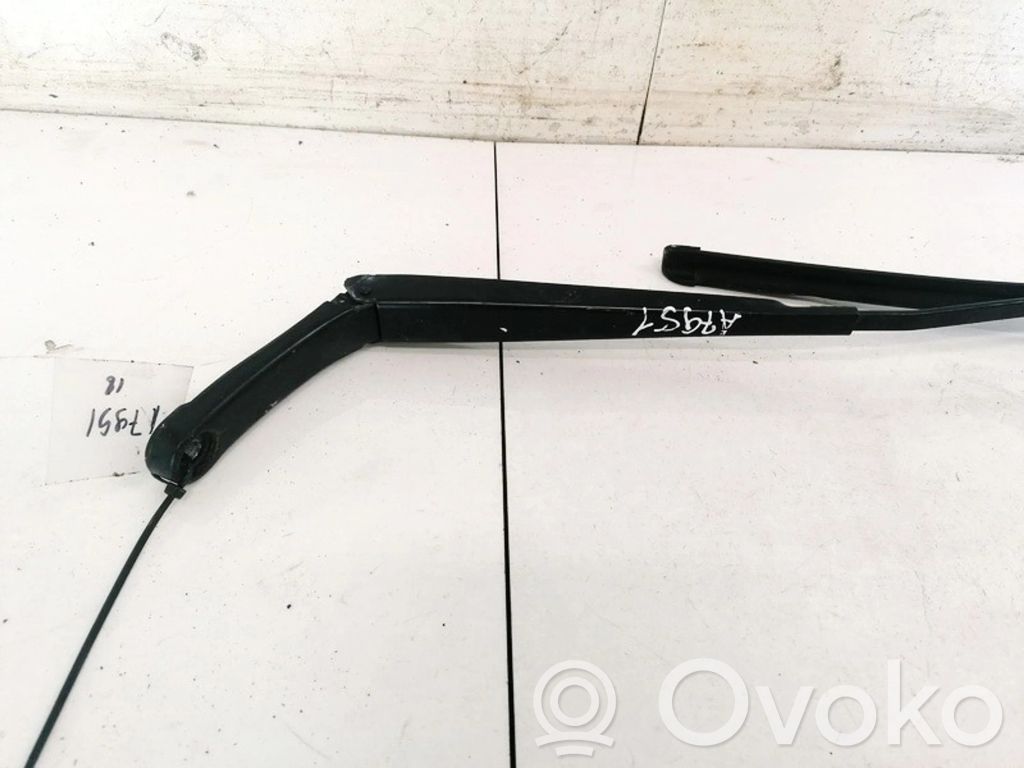 Volkswagen Touran I Brazo del limpiaparabrisas delantero