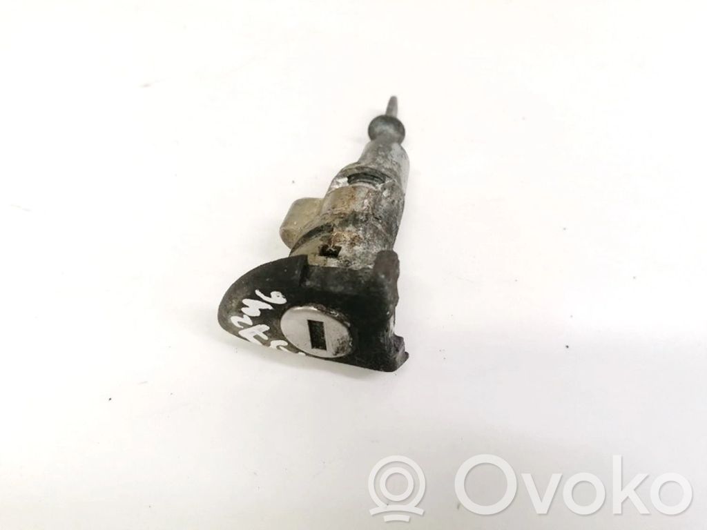 Volkswagen PASSAT B6 Serratura portiera anteriore (vicino alla maniglia)