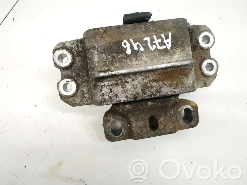 Volkswagen PASSAT B6 Wspornik / Mocowanie silnika 