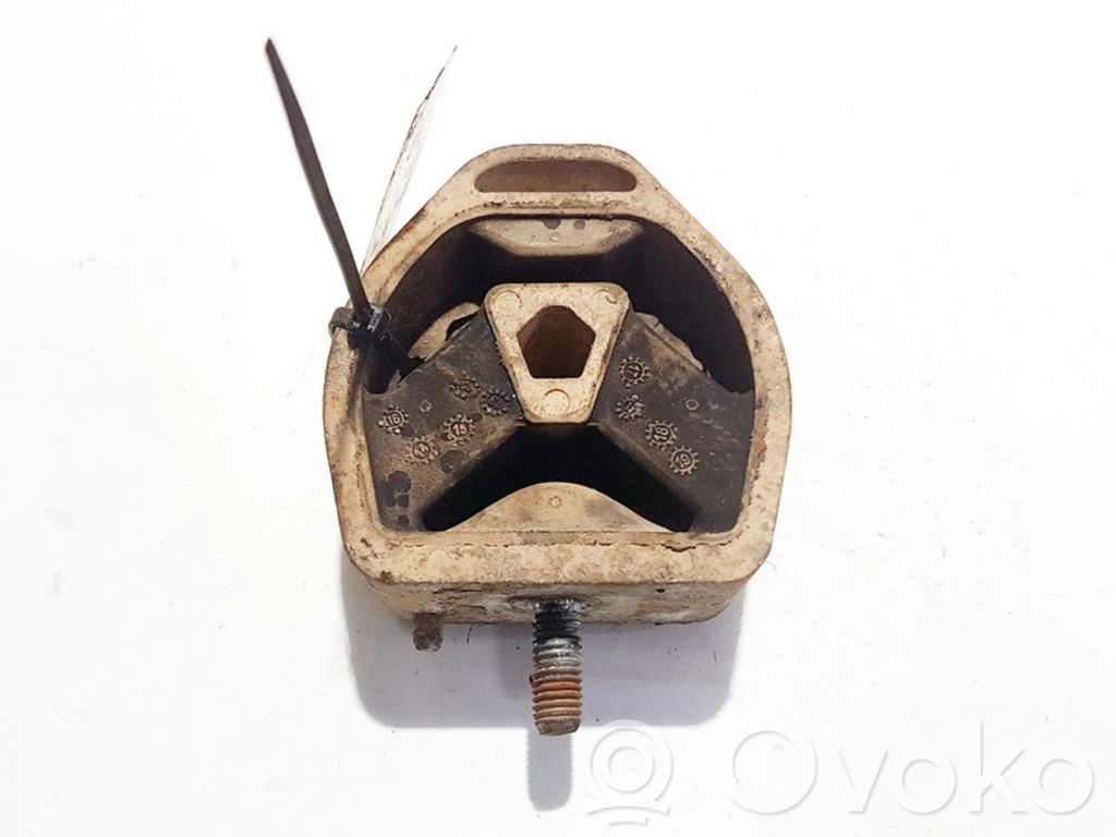 Volkswagen PASSAT B5 Moottorin kiinnikekorvake 