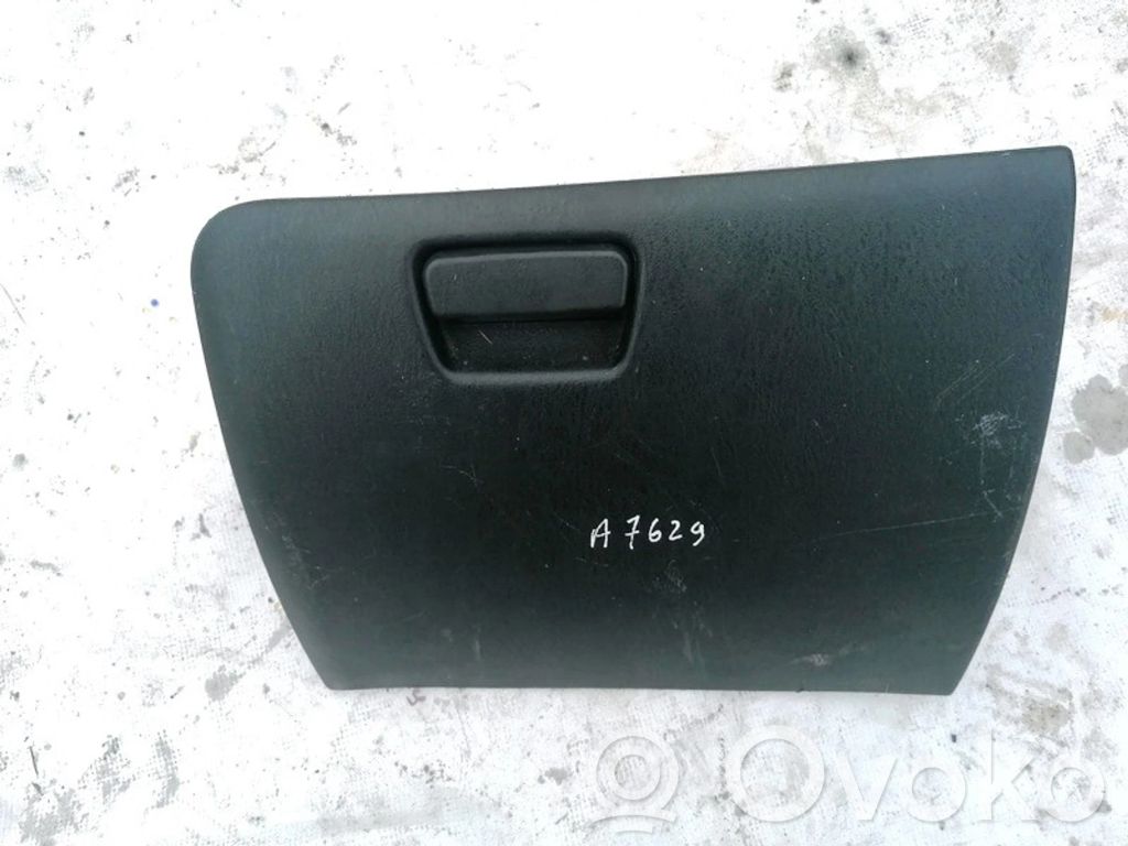 Mitsubishi Carisma Handschuhfach 
