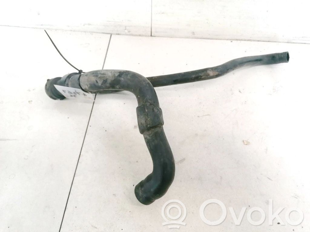 Audi A4 S4 B5 8D Tubo flessibile del liquido di raffreddamento del motore