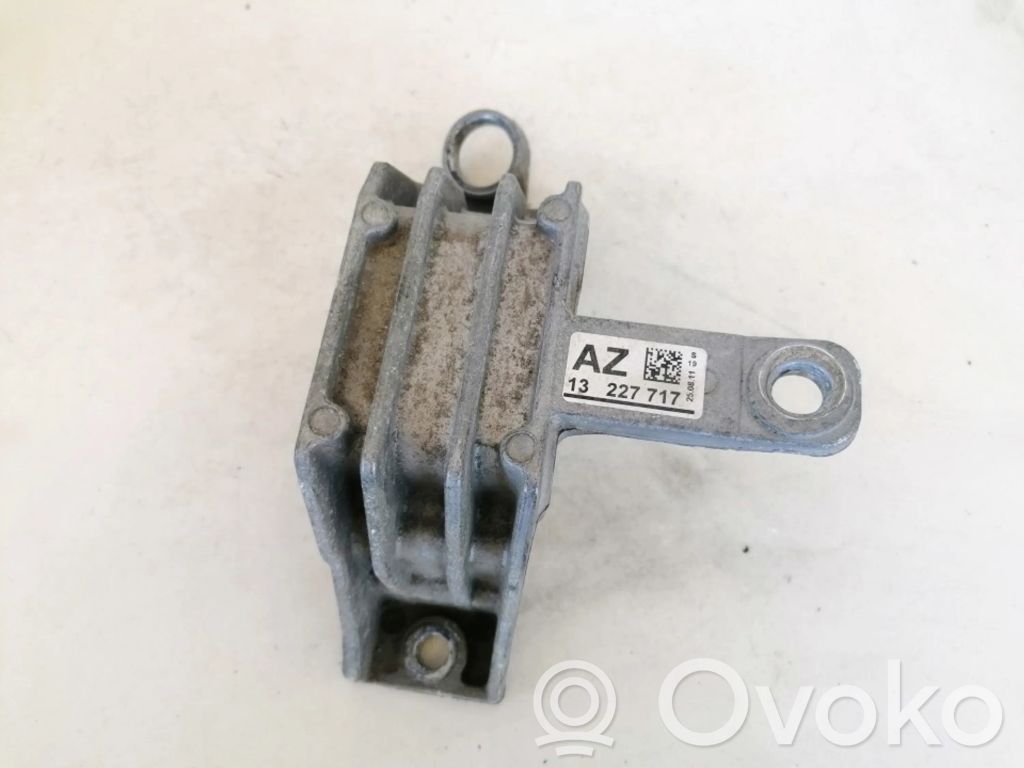 Opel Insignia A Engine mounting bracket 