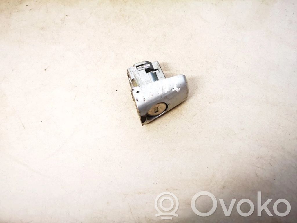 Etuoven lukko (kahvan vieressä)