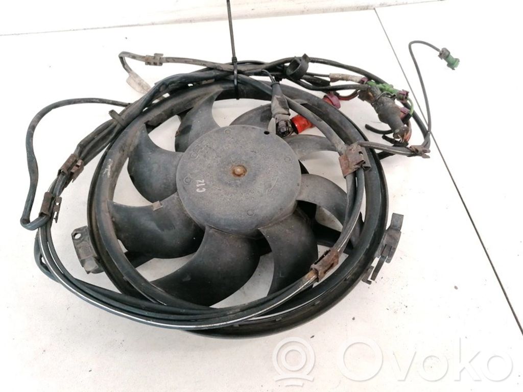 Audi A4 S4 B5 8D Jäähdyttimen jäähdytinpuhaltimen suojus 