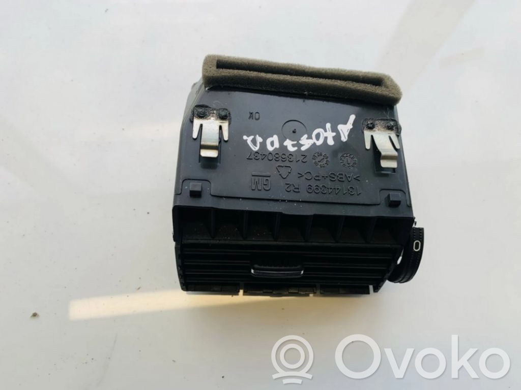 Opel Zafira B Rejilla de ventilación central del panel 