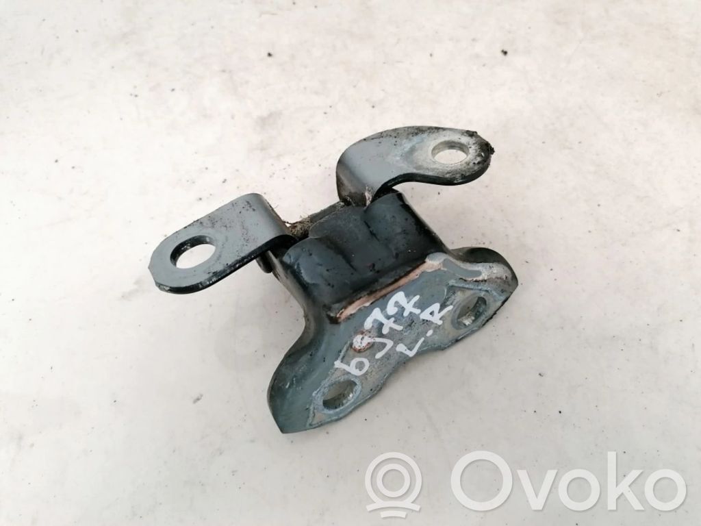 Toyota RAV 4 (XA30) Cerniera inferiore della portiera posteriore