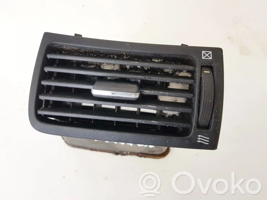 Toyota Avensis T250 Rejilla de ventilación central del panel 