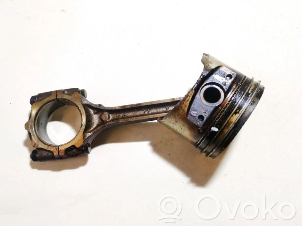 Piston cu bielă