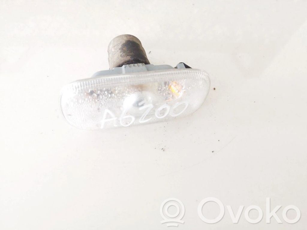 Audi A4 S4 B6 8E 8H Semnalizator bară față 