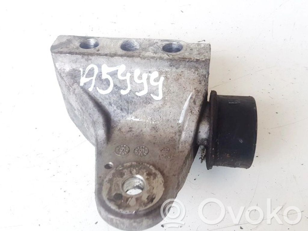 KIA Carens II Engine mounting bracket 