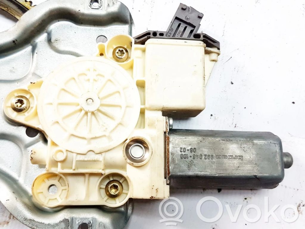Toyota Avensis T250 Motorino alzacristalli della portiera anteriore 