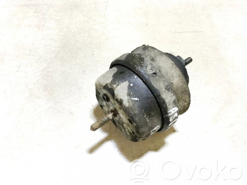 Moottorin kiinnikekorvake   8D0199379E,8D0199379E
