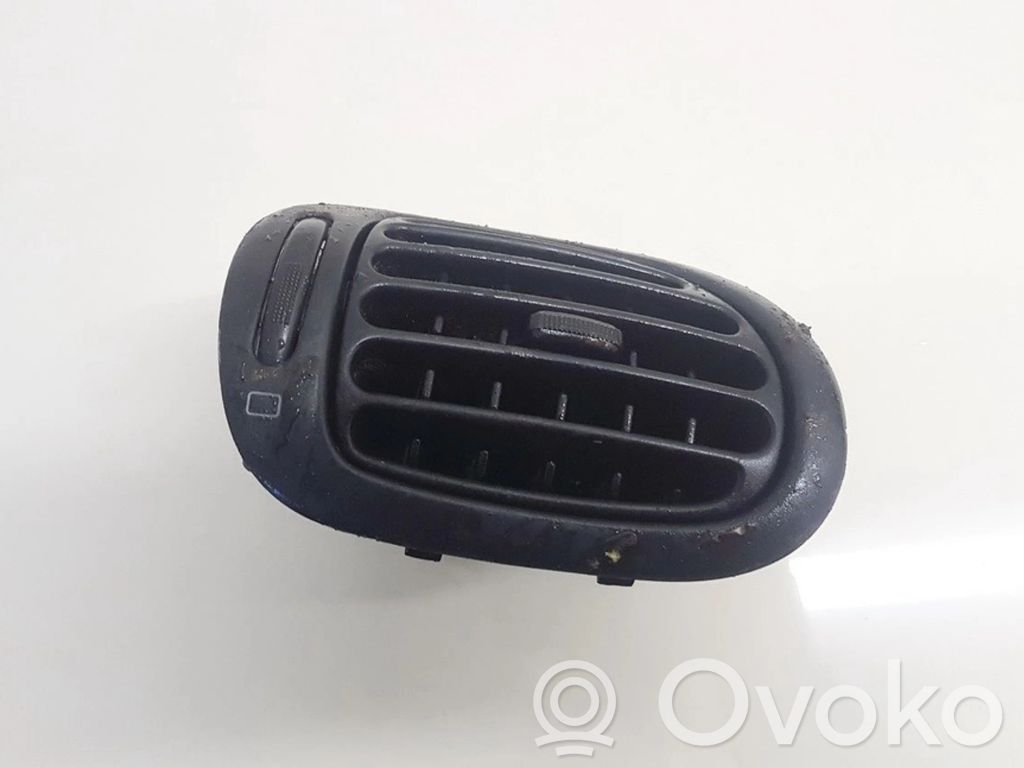 Peugeot 206 Centrālais gaisa ventilācijas režģis 