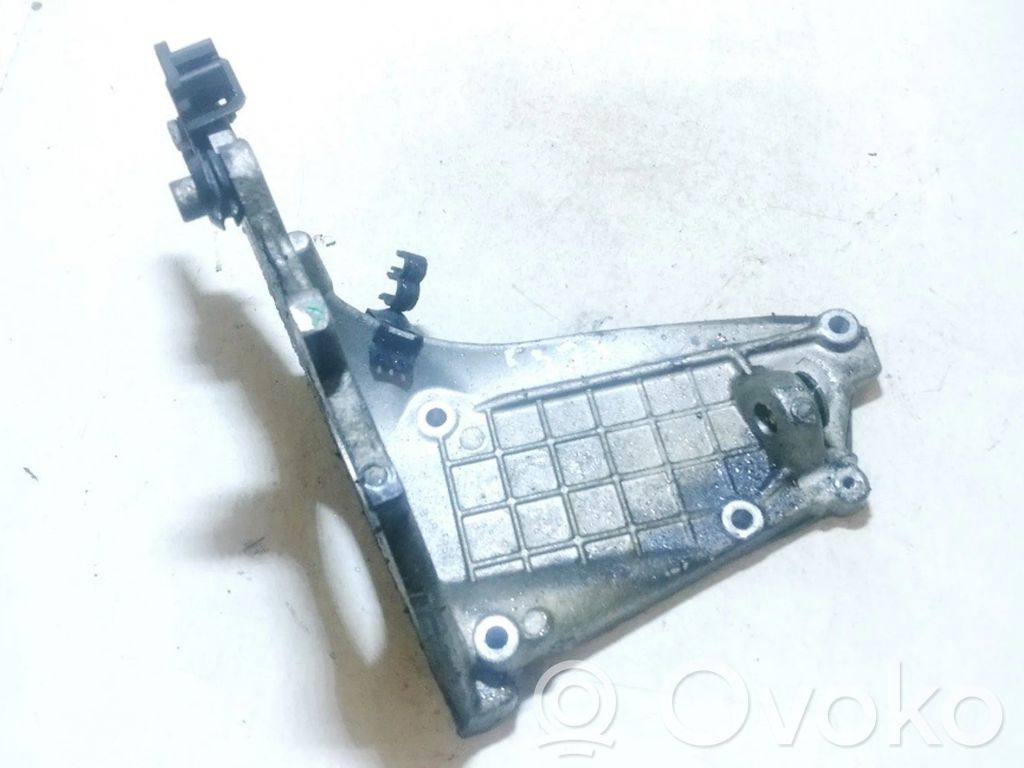 Peugeot 206 Engine mounting bracket 