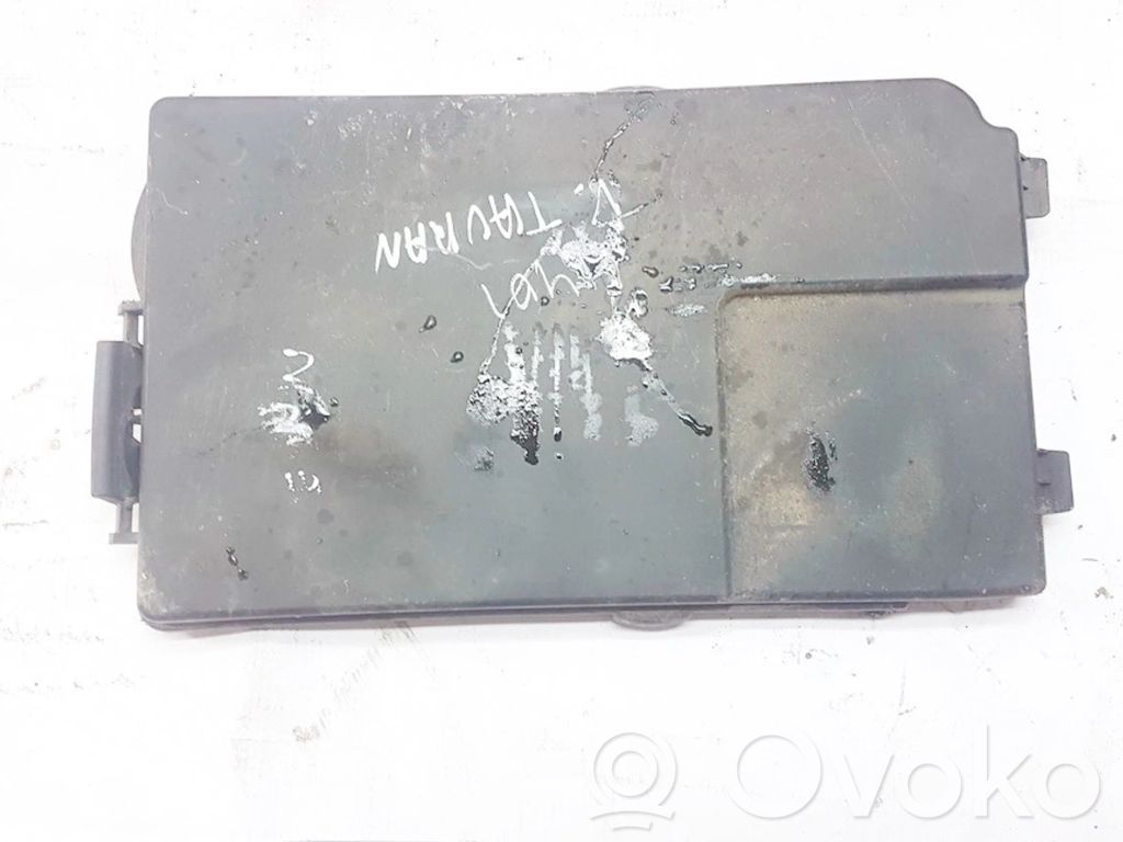 Volkswagen Touran I Coperchio/tappo della scatola vassoio della batteria 