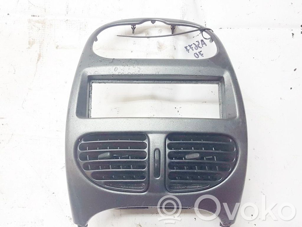 Peugeot 206 Dysze / Kratki środkowego nawiewu deski rozdzielczej 
