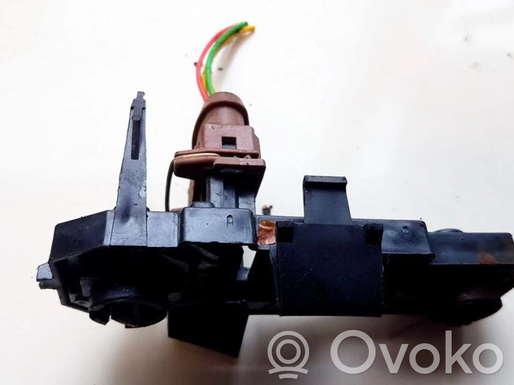 Peugeot 406 Takavalon polttimon suojan pidike