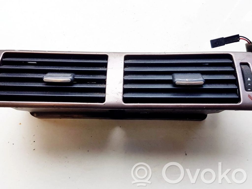 Audi A6 S6 C5 4B Dysze / Kratki środkowego nawiewu deski rozdzielczej 