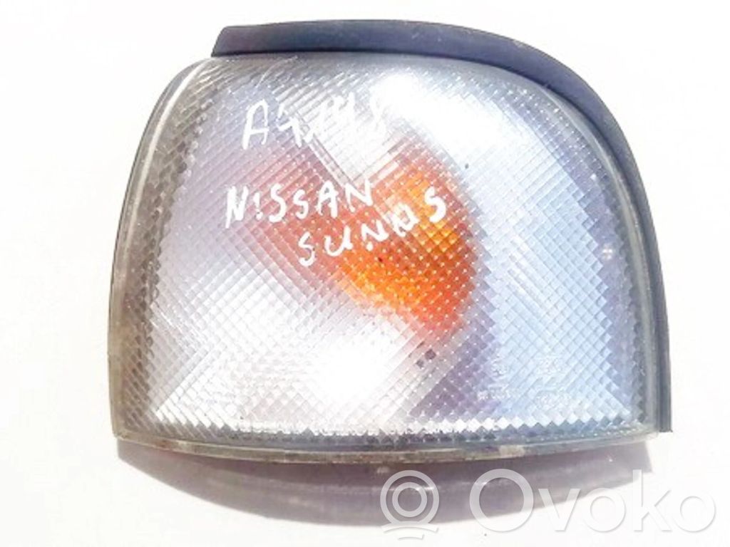 Nissan Sunny Indicatore di direzione anteriore 
