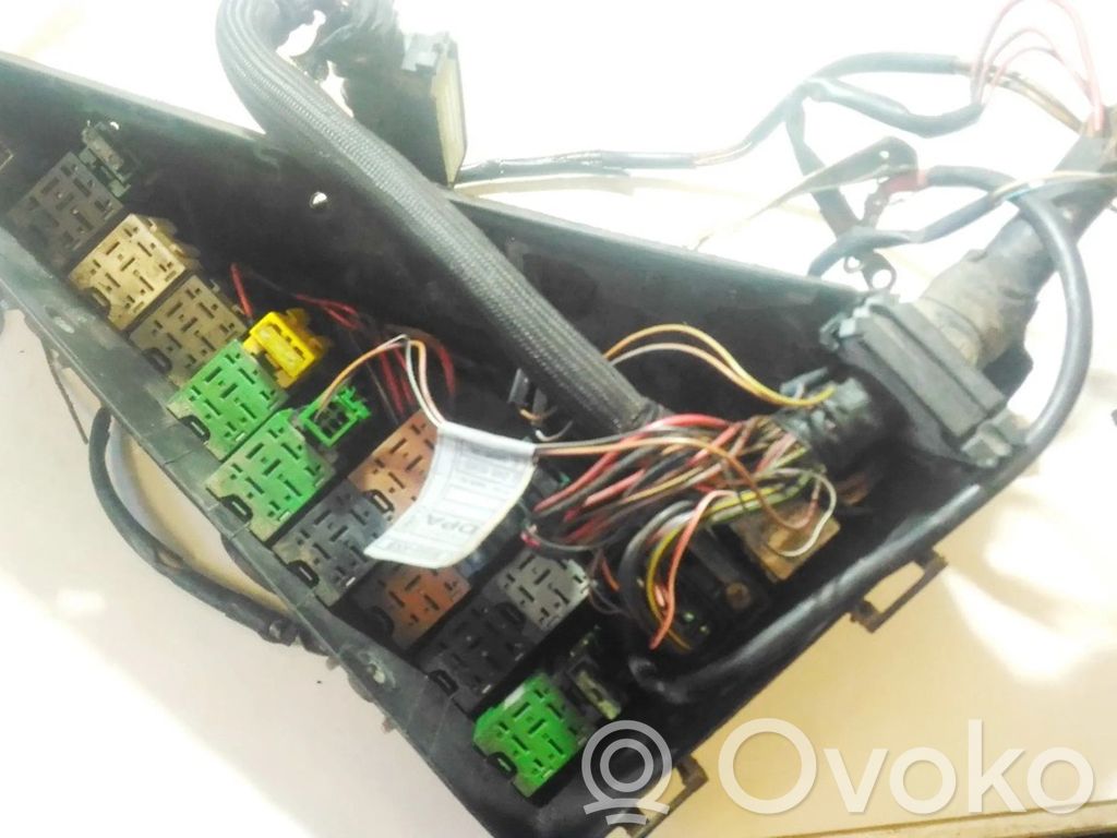 Opel Omega B1 Skrzynka bezpieczników / Komplet 