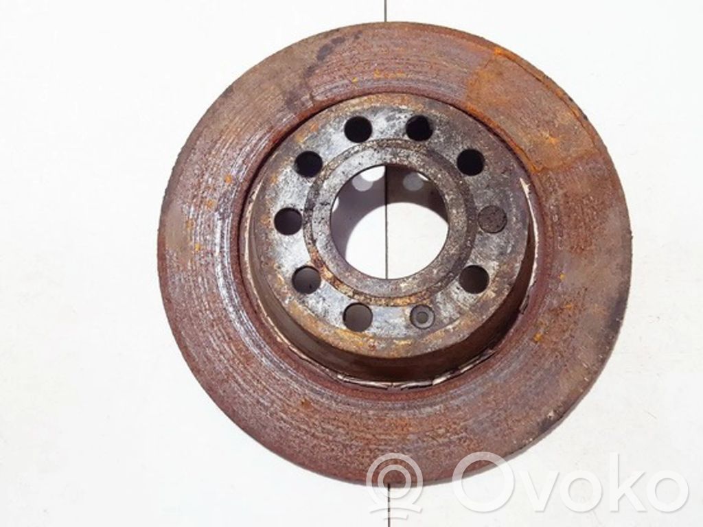 Volkswagen PASSAT B7 Disque de frein arrière 