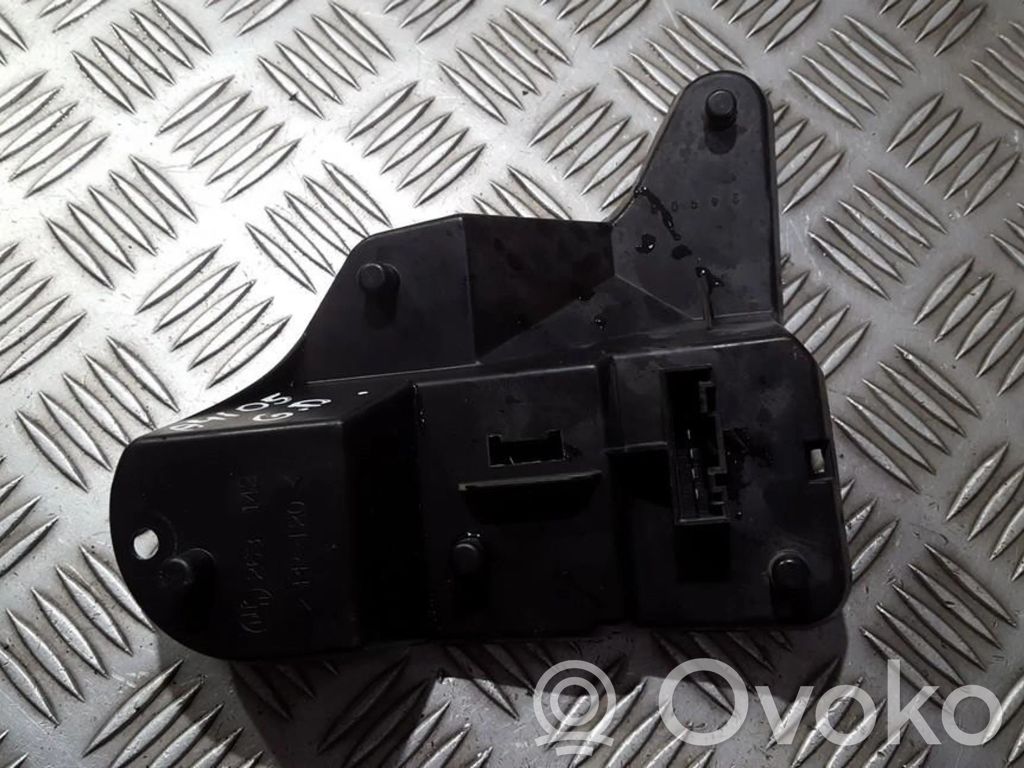 Rover 75 Takavalon polttimon suojan pidike 