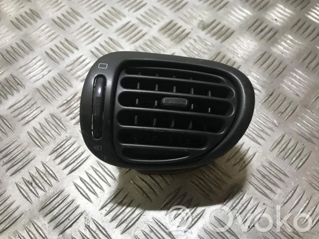 Peugeot 206 Rejilla de ventilación central del panel 