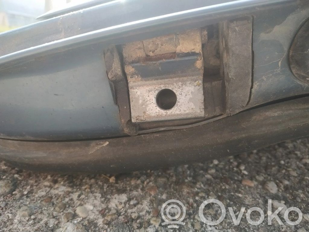 Bisagra inferior de la puerta trasera