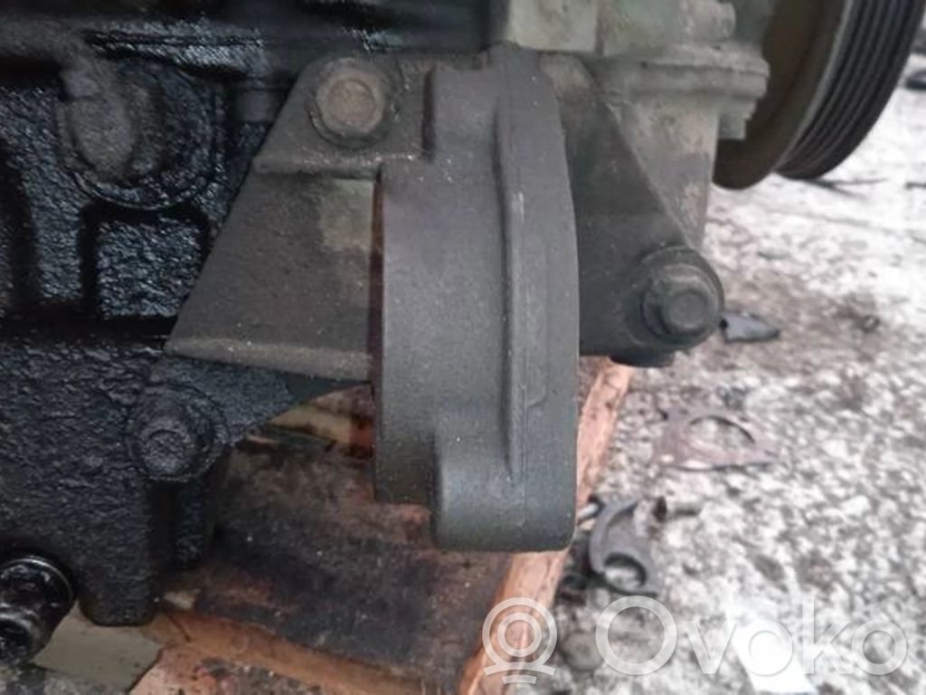 Engine mounting bracket