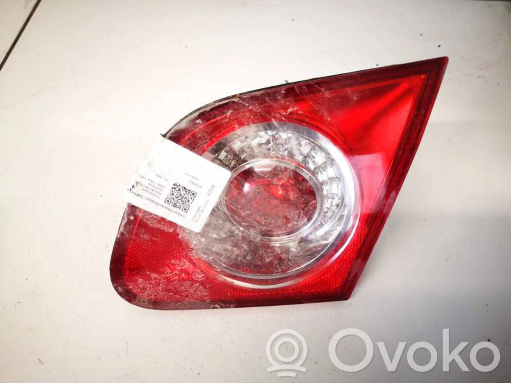 Volkswagen PASSAT B6 Lampă spate în capacul portbagajului 