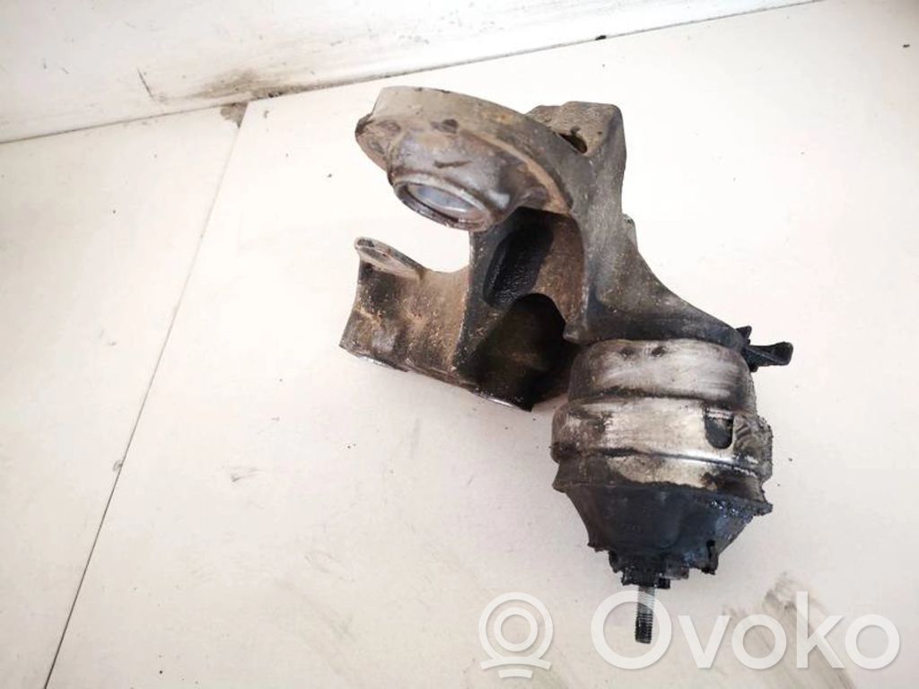 Volkswagen PASSAT B5 Moottorin kiinnikekorvake 