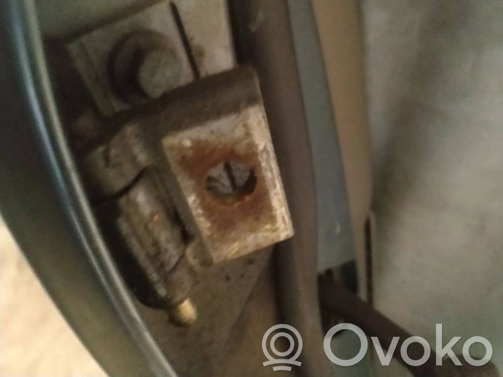 Bisagra inferior de la puerta trasera