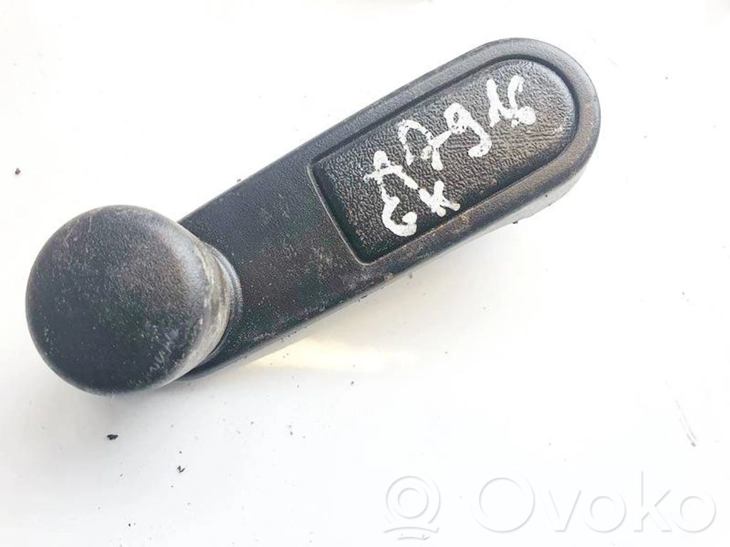 Asa de la ventanilla de la puerta delantera   7366,7366