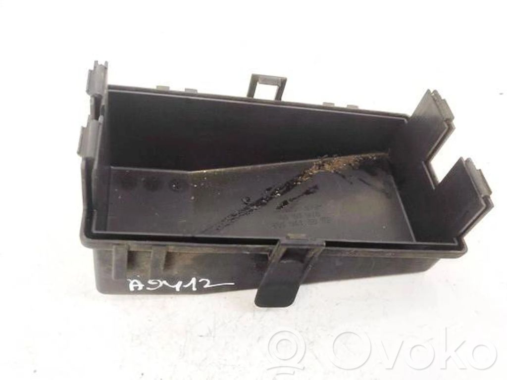 Opel Vectra B Dangtelis saugiklių dėžės 