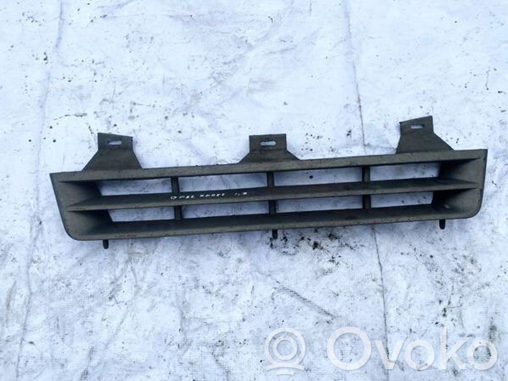 Opel Astra F Etusäleikkö 