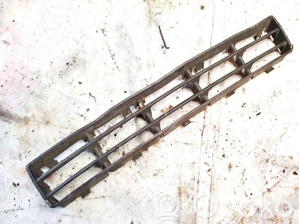 Volkswagen Golf IV Grille inférieure de pare-chocs avant