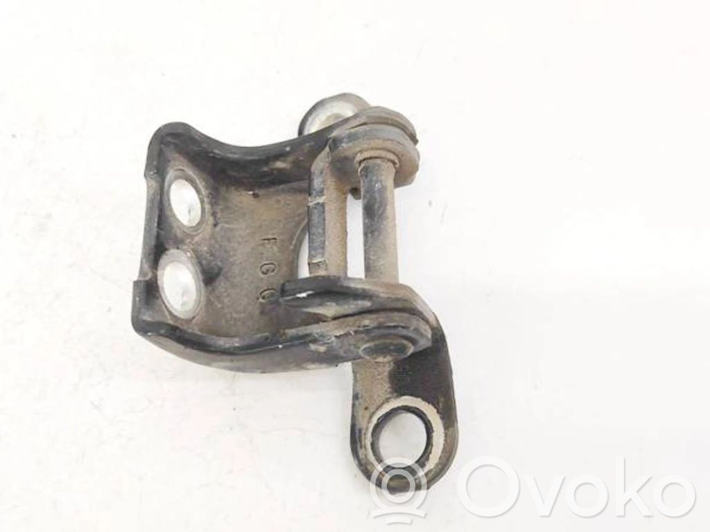 Charnière inférieure de porte arrière