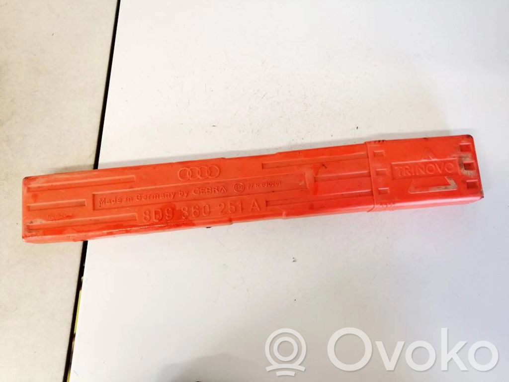 Volvo V50 Emergency warning sign 