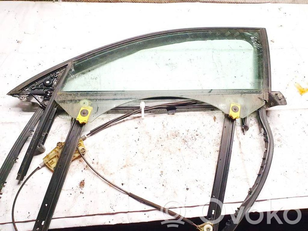 Audi A6 S6 C6 4F Ramka szyby drzwi przednich 