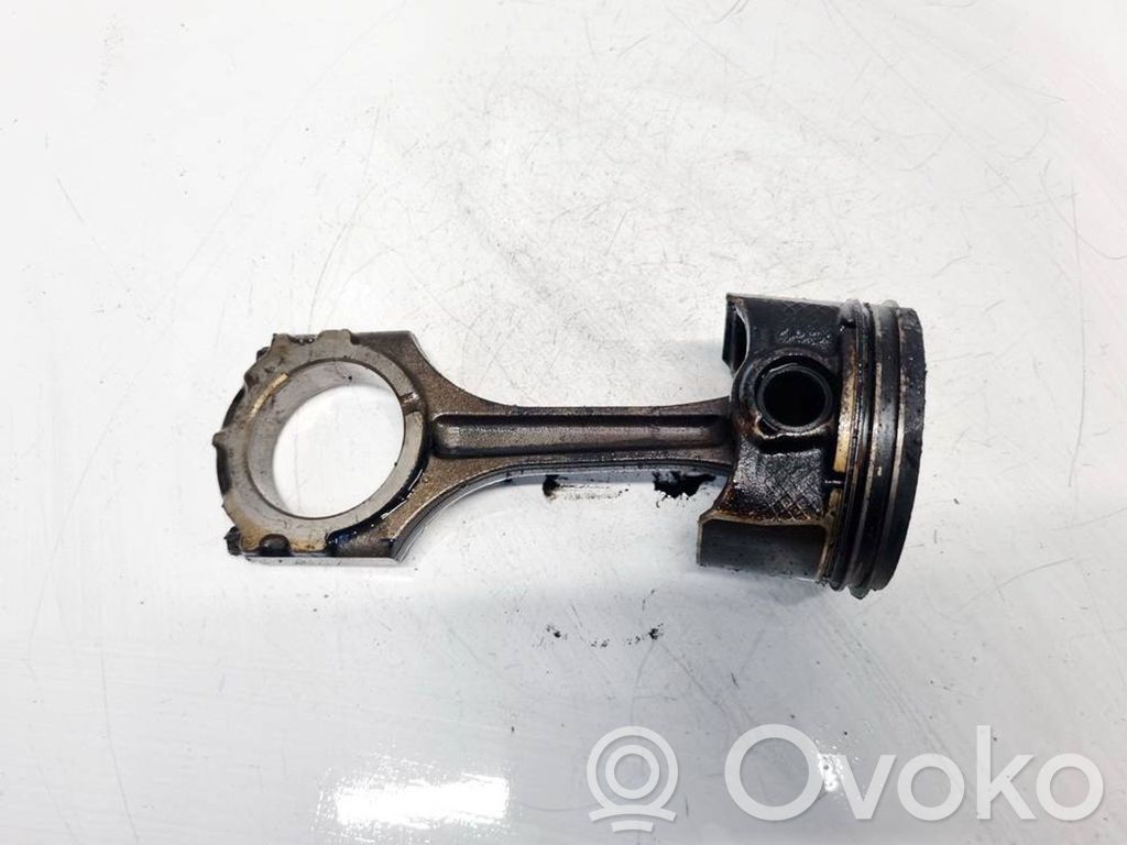 Piston cu bielă