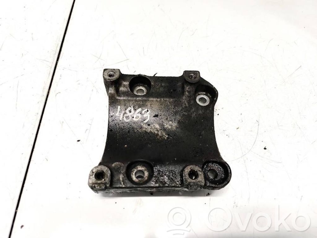 Engine mounting bracket   R06,R06