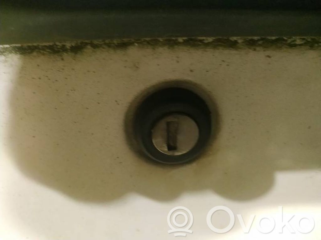Etuoven lukko (kahvan vieressä)