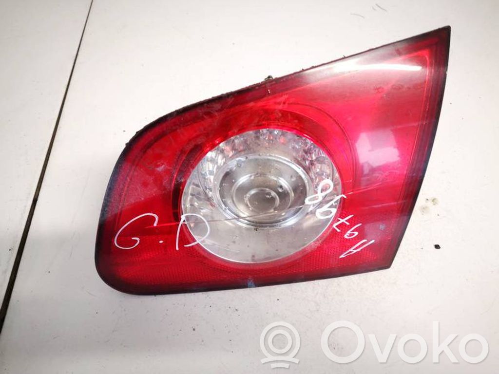 Volkswagen PASSAT B6 Lampă spate în capacul portbagajului 