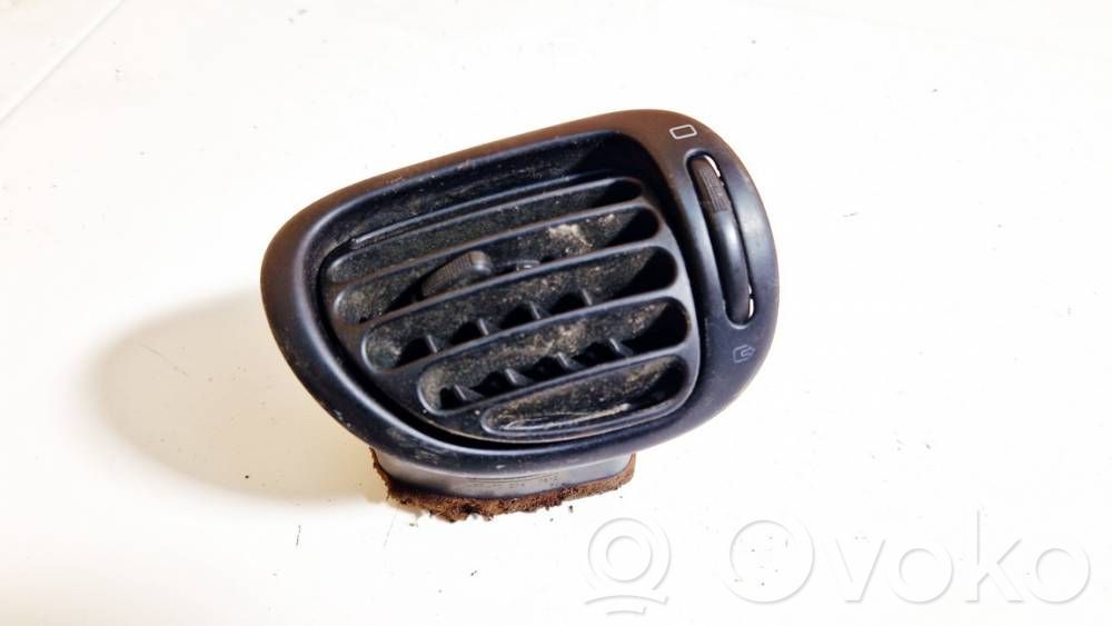 Peugeot 206 Centrālais gaisa ventilācijas režģis 