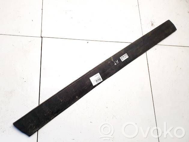 Volkswagen PASSAT B5 Moulure de porte avant 