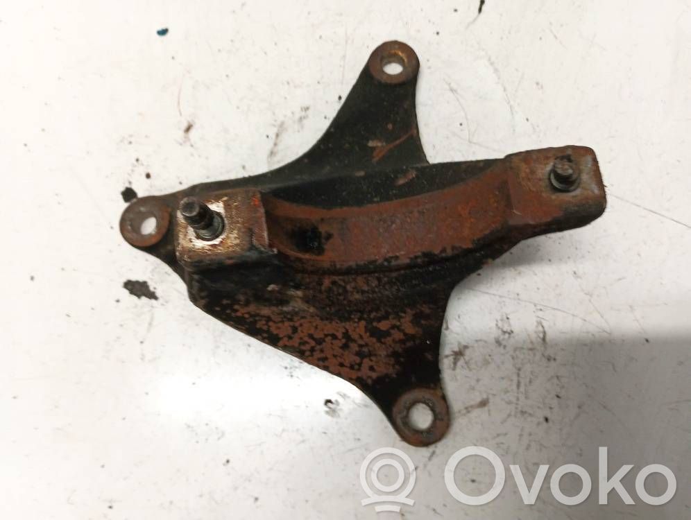 Ford Focus Engine mounting bracket 