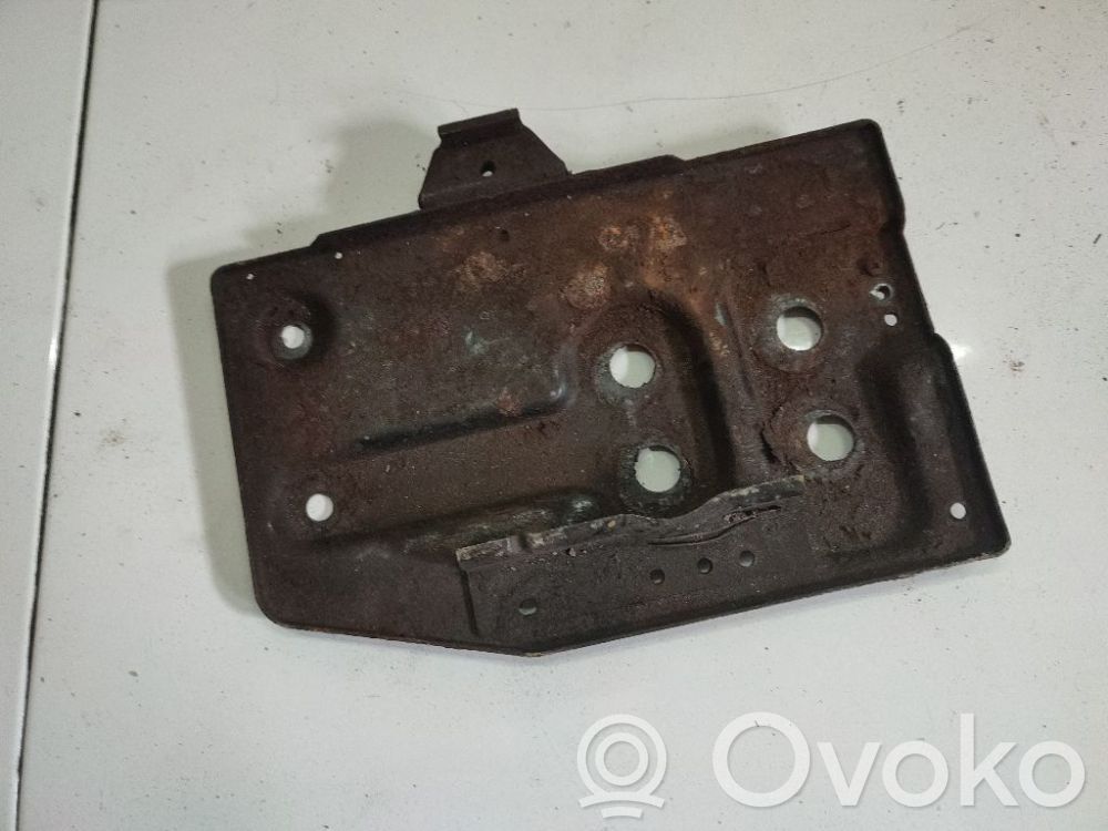 Engine mounting bracket