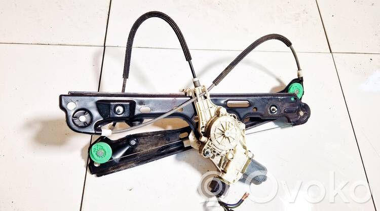 BMW 1 E81 E87 Regulador con motor de la ventanilla de la puerta corredera 
